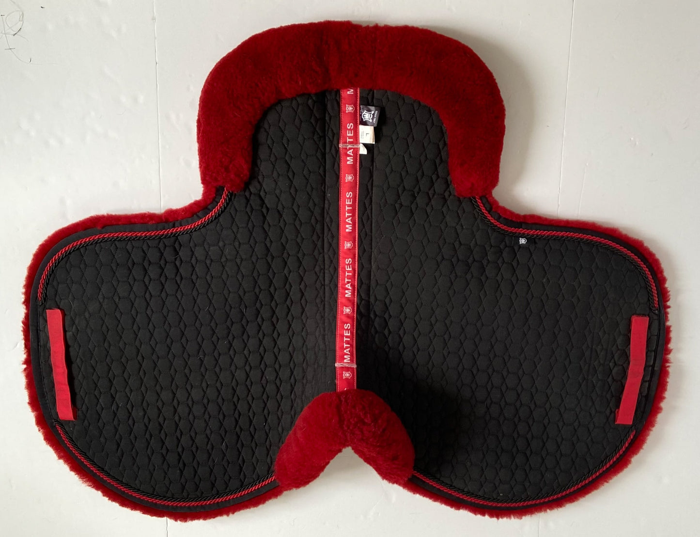 Mattes Sheepskin Hunter Pad - Black & Red - Large