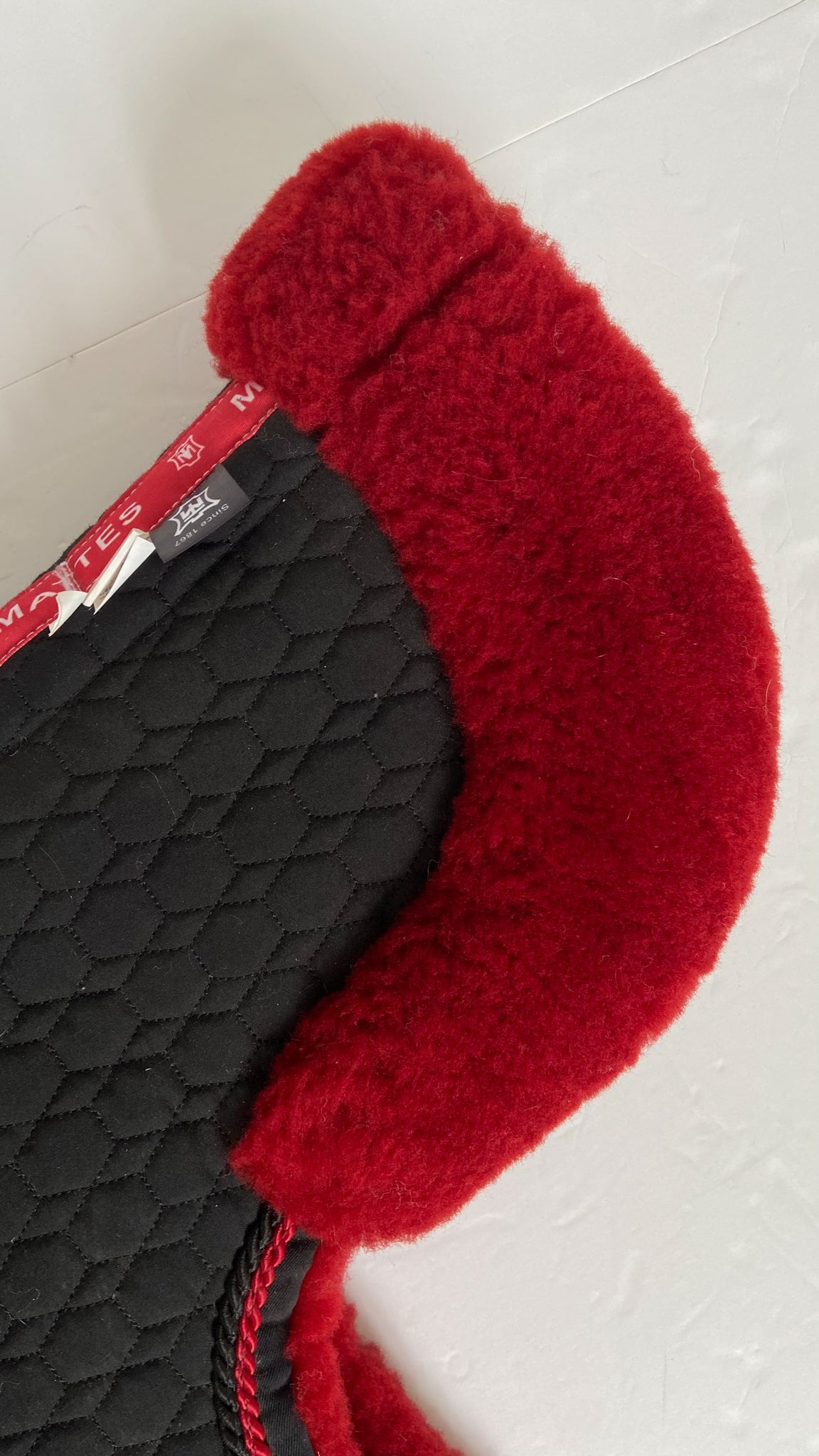 Mattes Sheepskin Hunter Pad - Black & Red - Large