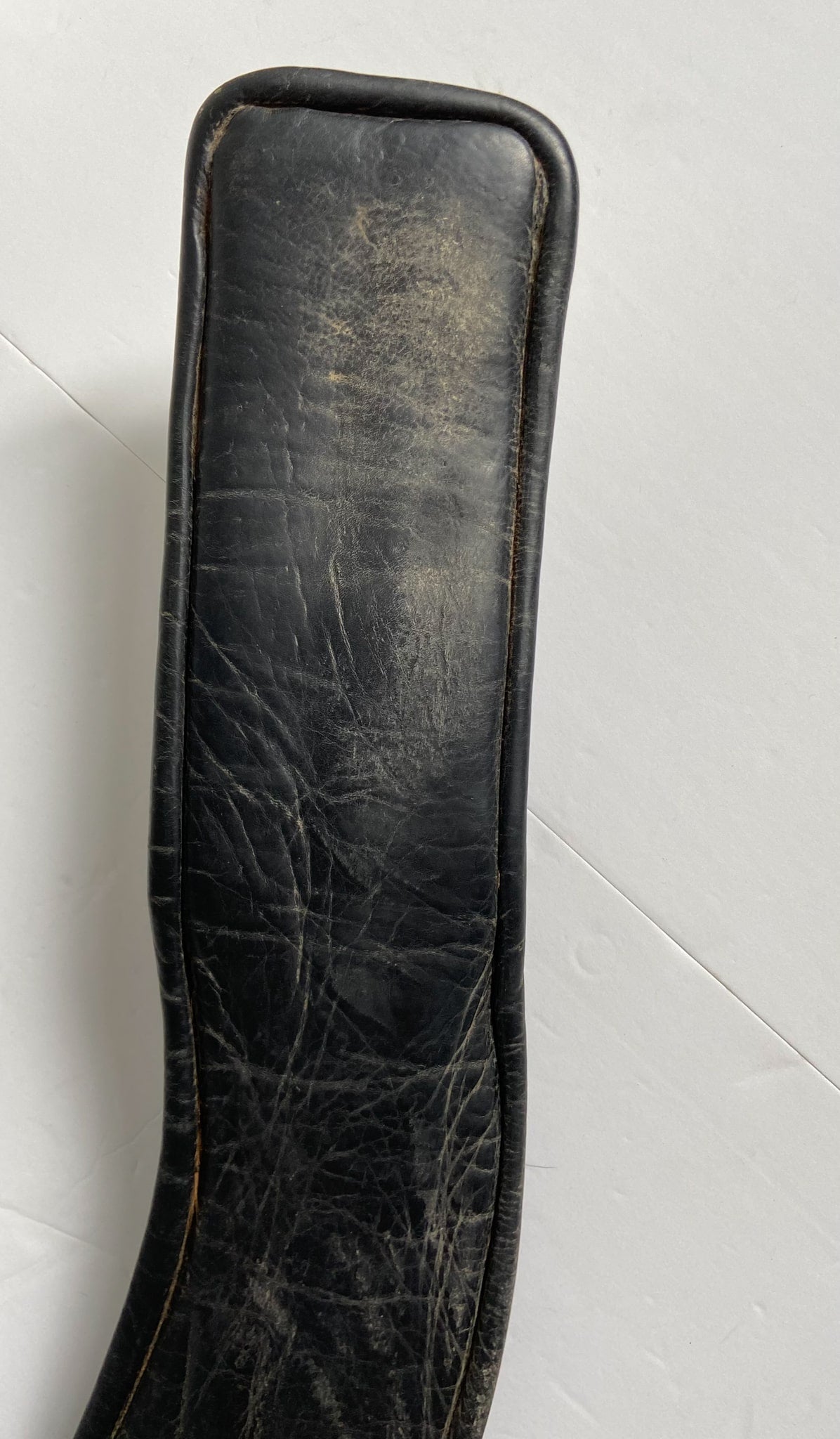 Leather Shaped Dressage Girth - Black - 32"